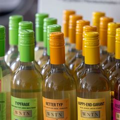 Winzer suchen auch bei der Verpackung nach neuen Wegen. Foto: Helmut Fricke/dpa