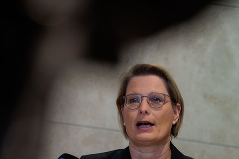 Die Justizministerin will sich zu kindgerechten Vernehmungsräumen informieren. (Archivbild) Foto: Carsten Koall/dpa