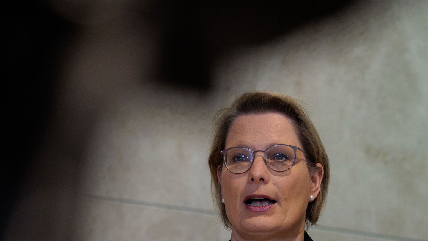 Die Justizministerin will sich zu kindgerechten Vernehmungsräumen informieren. (Archivbild) Foto: Carsten Koall/dpa