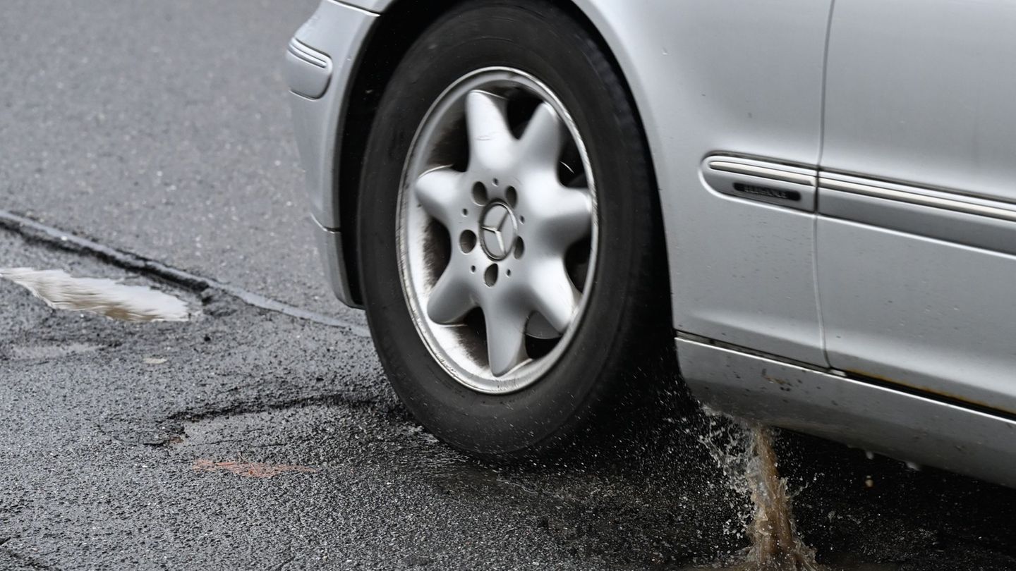 Risiko für Autofahrer: Nach dem Frost klaffen Schlaglöcher auf maroden Straßen