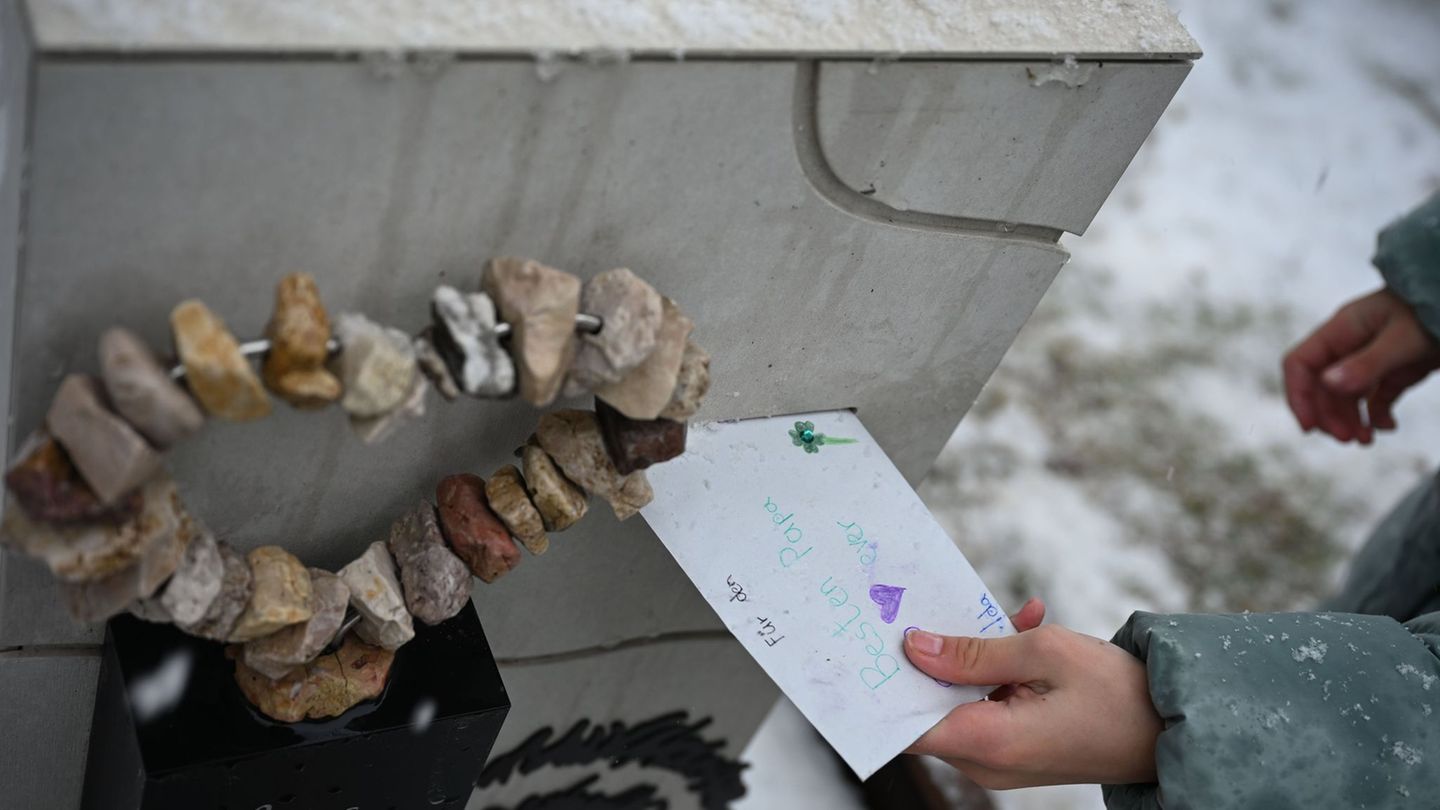 Trauer: Post ins Jenseits - Ein Briefkasten auf Papas Grab