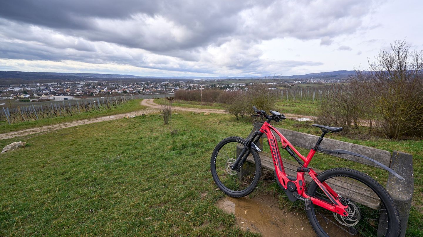 Vorfrühlingshaftes Wetter dürfte in den kommenden Tagen vielen Menschen in Hessen Lust auf Ausflüge machen - ob zu Fuß oder mit