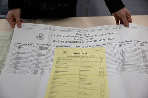 Zu Hause lässt sich der Stimmzettel in aller Ruhe studieren. (Archivbild) Foto: Felix Hörhager/dpa