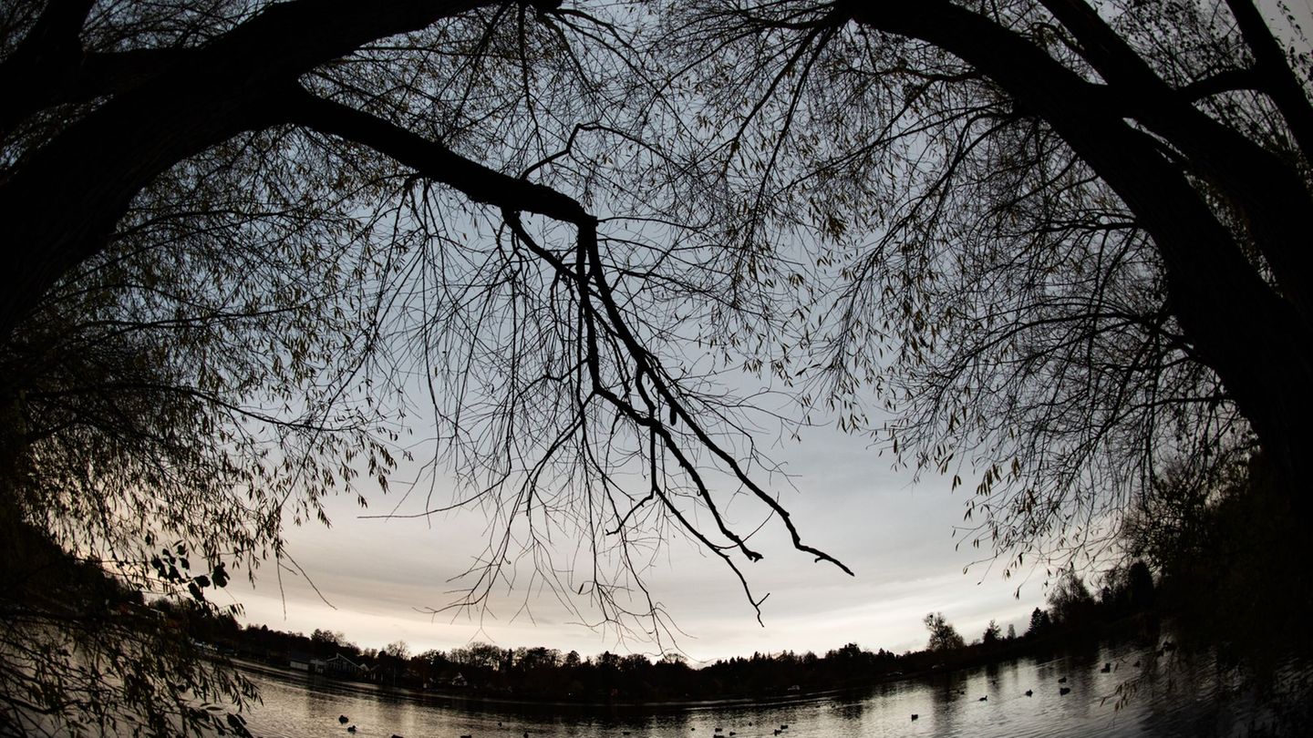 Auf dem Grund des Göttinger Kiessees soll alte Munition liegen. (Archivbild) Foto: Swen Pförtner/dpa