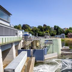 Das Wasserkraftwerk im Stauwehr des Essener Baldeneysees kann rund um die Uhr Strom erzeugen. Der Erneuerbaren-Branchenverband L