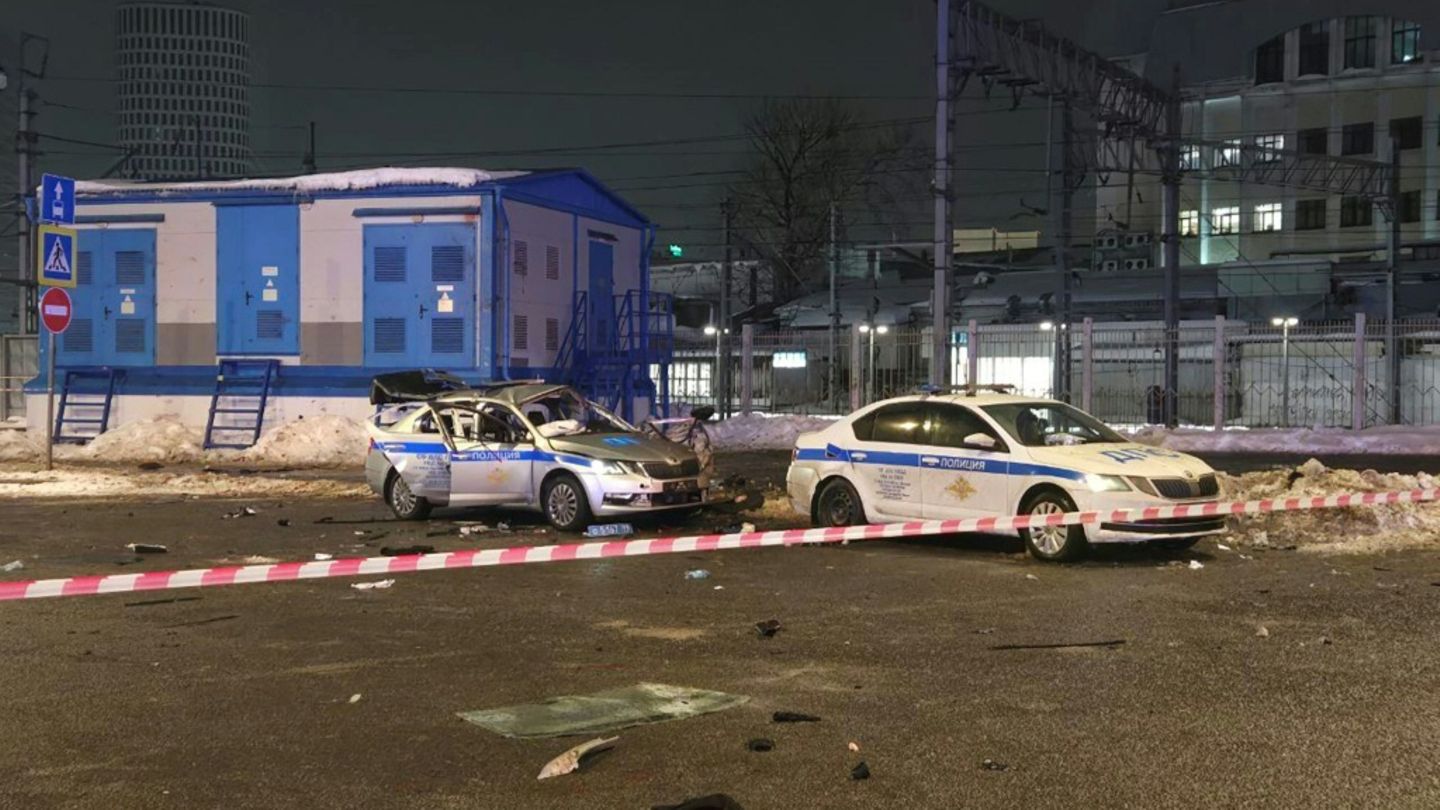 Behörden: Ein Polizist getötet und zwei verletzt bei Explosion nahe Moskauer Bahnhof
