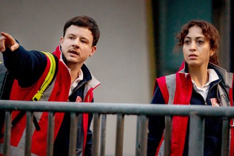 "Die Notärztin: Grenzen": Nina (Sabrina Amiri, r.) und Paul (Paul Zichner) kommen an der Schleuse an.