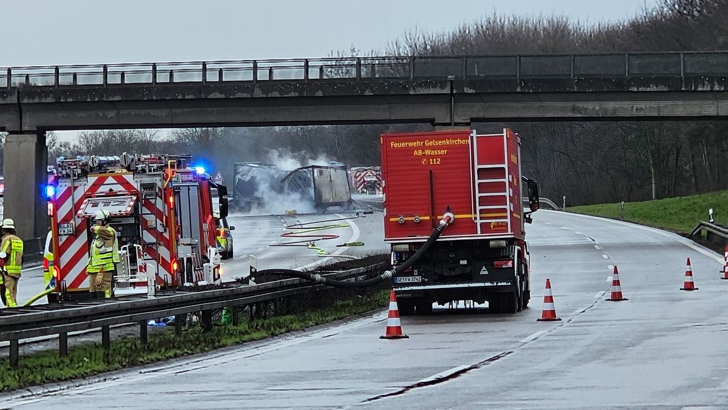 Nach dem tödlichen Lkw-Unfall auf der A2 bei Bottrop bleibt die Strecke dicht. Foto: Markus Gayk/dpa