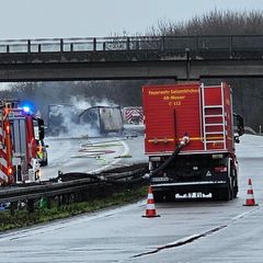Nach dem tödlichen Lkw-Unfall auf der A2 bei Bottrop bleibt die Strecke dicht. Foto: Markus Gayk/dpa