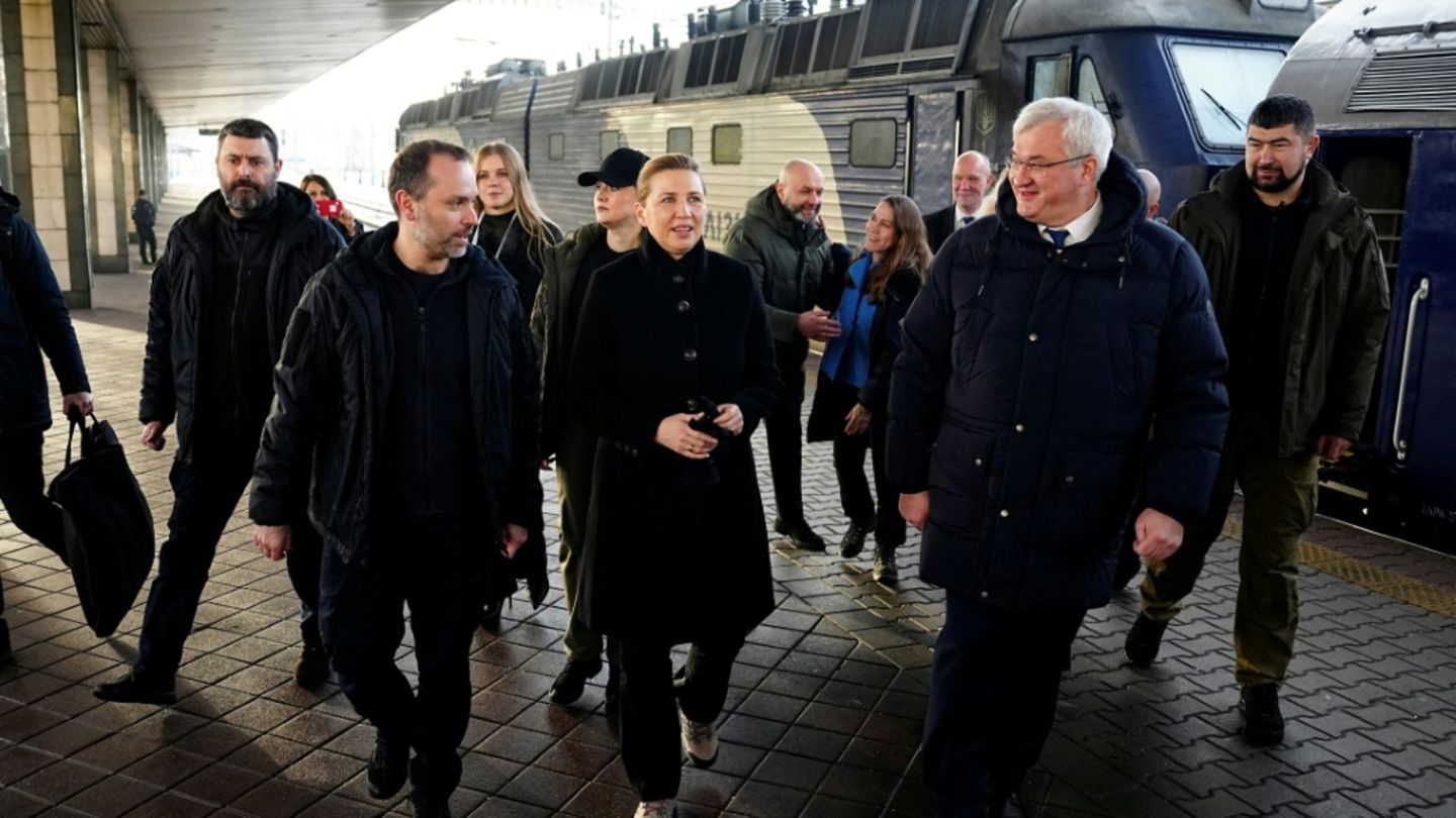 Mette Frederiksen nach ihrer Ankunft in Kiew