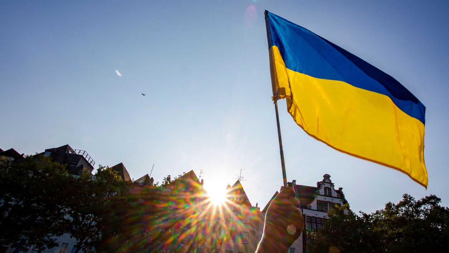 Zum Jahrestag des russischen Angriffskrieges auf die Ukraine demonstriert Nordrhein-Westfalen Solidarität. (Symbolbild) Foto: Th