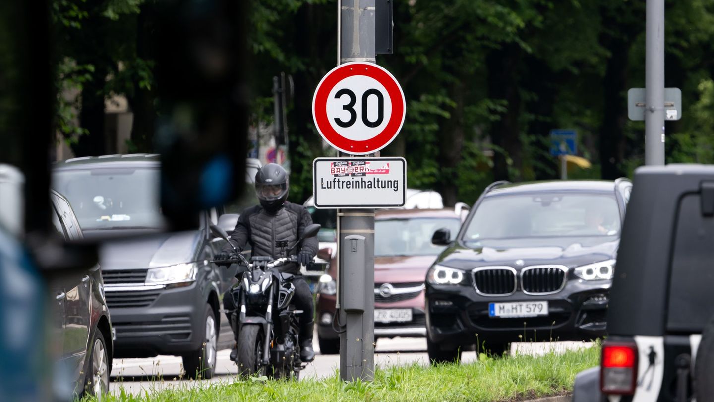 Zwischenzeitlich waren die Tempo-30-Schilder am Mittleren Ring verschwunden, nun müssen sie zurückkehren. (Archivbild) Foto: Sve