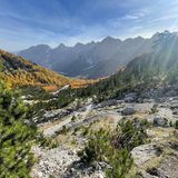 Eine Bergkulisse bei blauem Himmel in Albanien