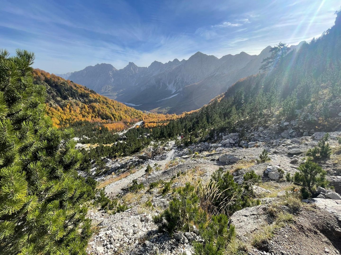 Eine Bergkulisse bei blauem Himmel in Albanien