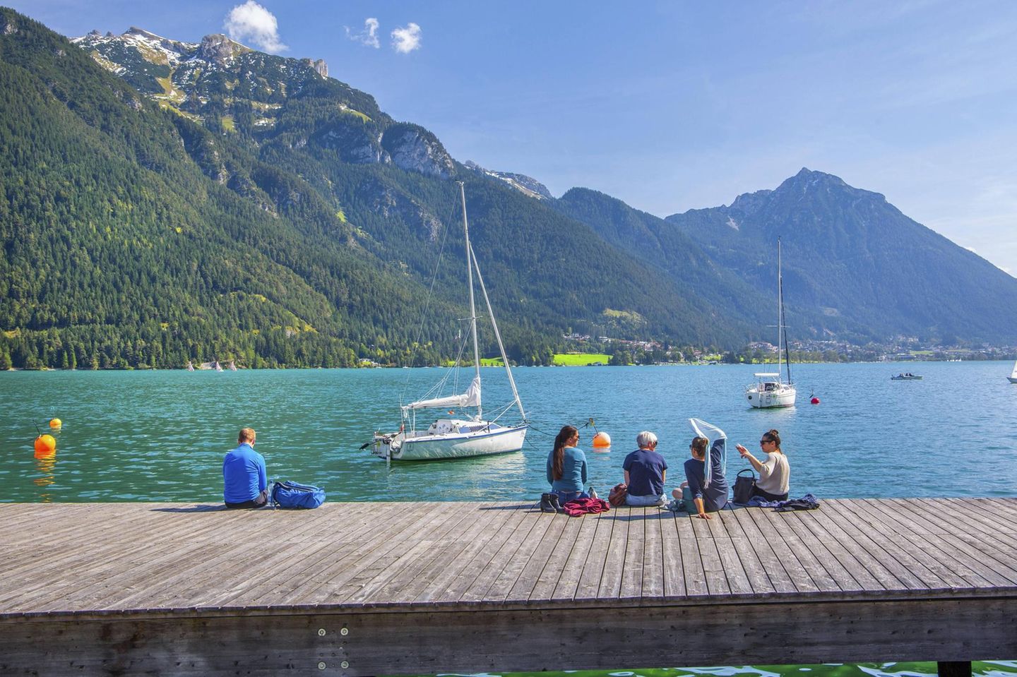 Ein Steg an einem Alpensee