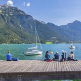 Ein Steg an einem Alpensee