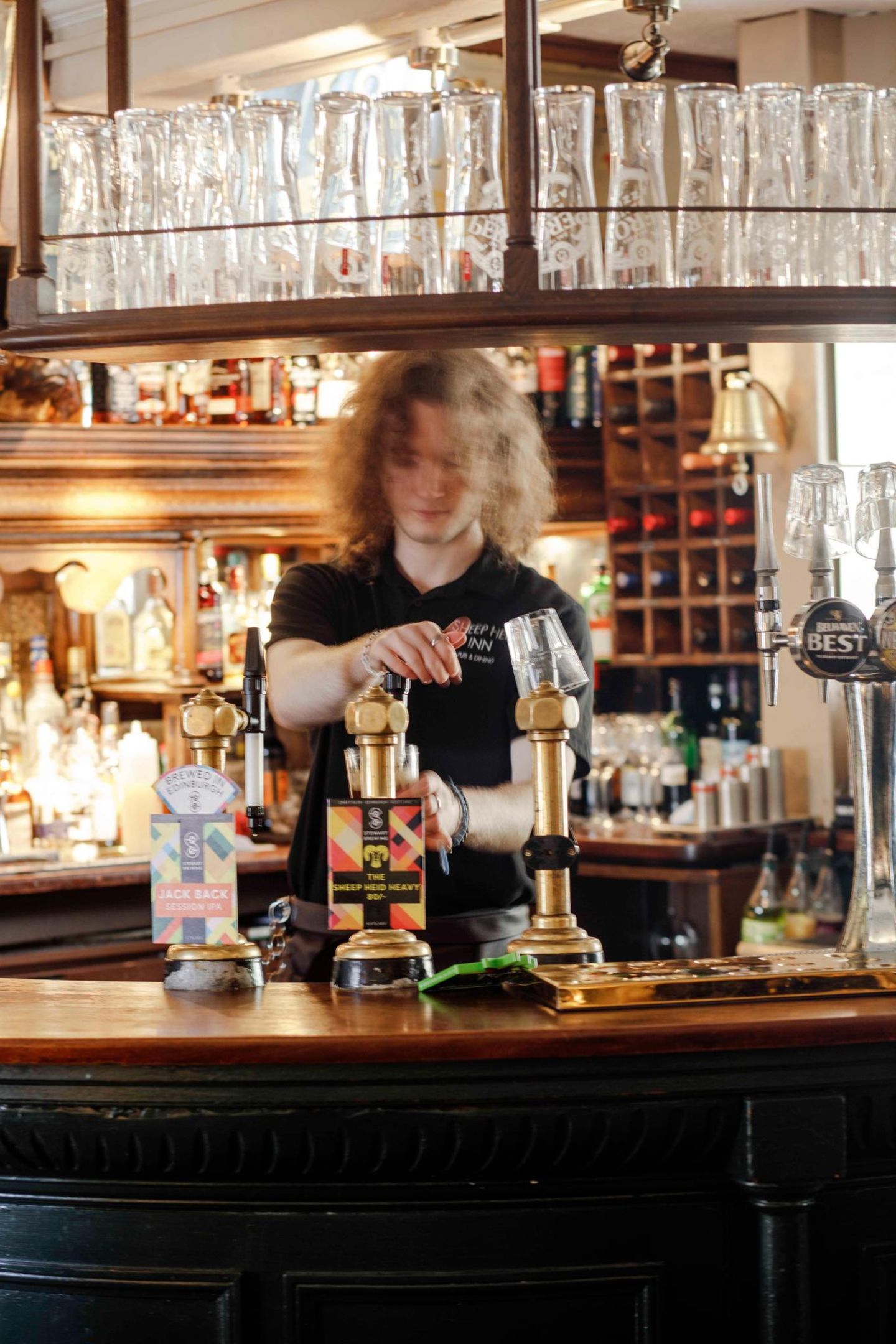 Ein Barkeeper in einem Pub in Edinburgh