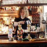 Ein Barkeeper in einem Pub in Edinburgh