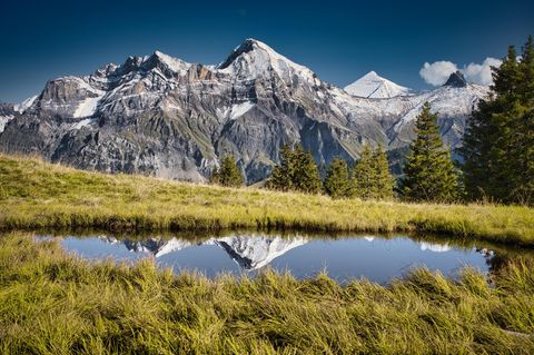 Simmental Kulisse mit Berglandschaft und einem kleinen See davor