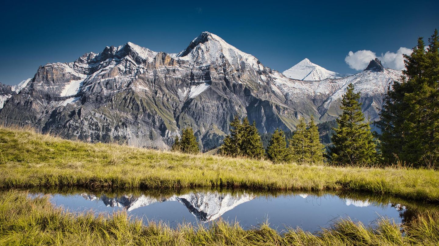 Simmental Kulisse mit Berglandschaft und einem kleinen See davor