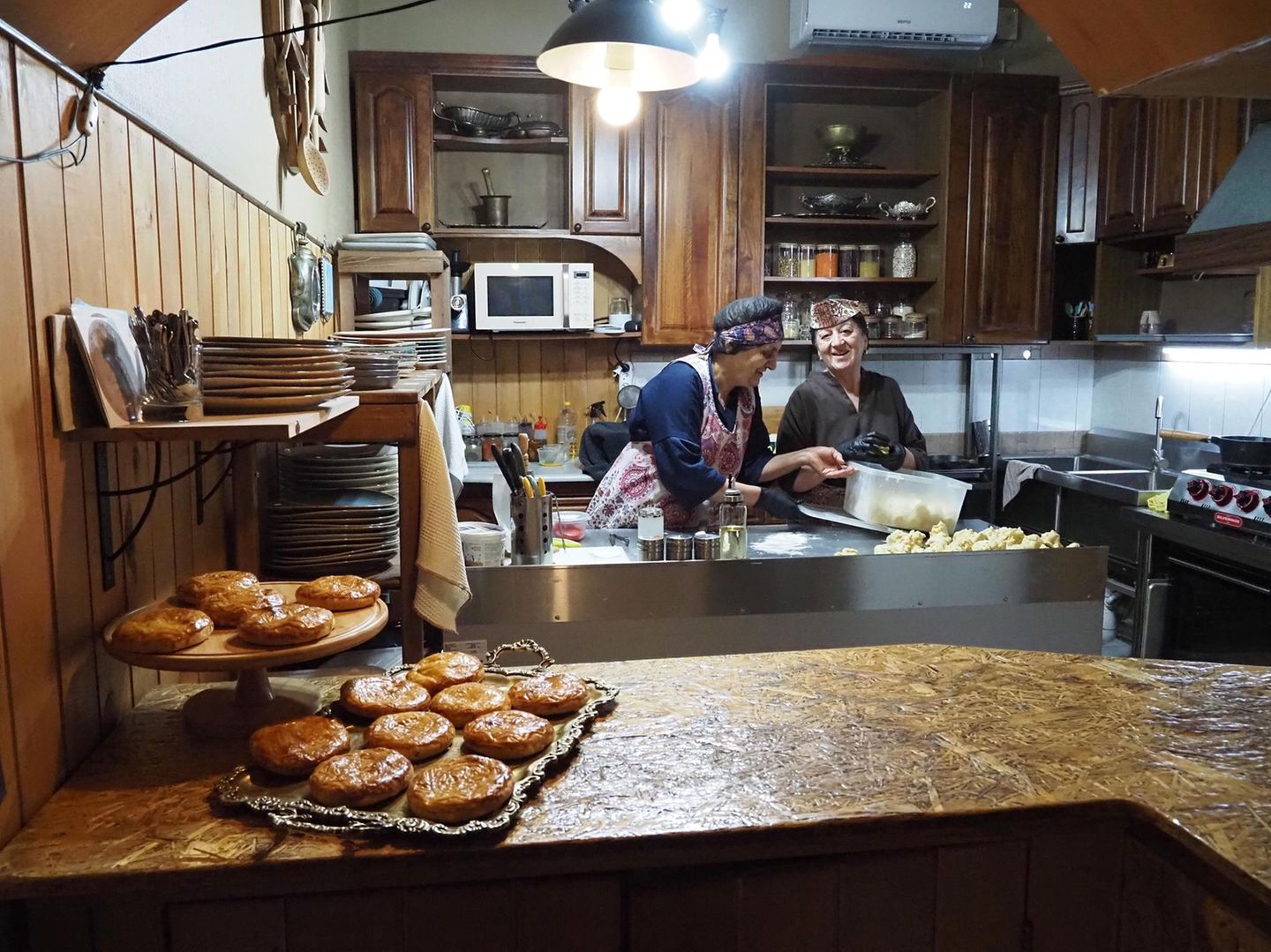 Zwei Frauen stehen in einer Küche, im Vordergrund ist Gebäck zu sehen