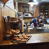 Zwei Frauen stehen in einer Küche, im Vordergrund ist Gebäck zu sehen