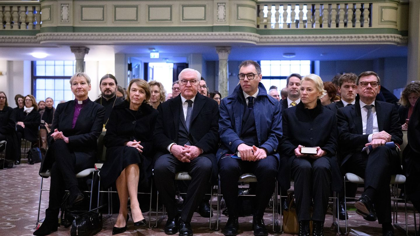 Bundespräsident Steinmeier gedachte bei einem Friedensgebet der vielen Opfer in der Ukraine. Foto: Bernd von Jutrczenka/dpa