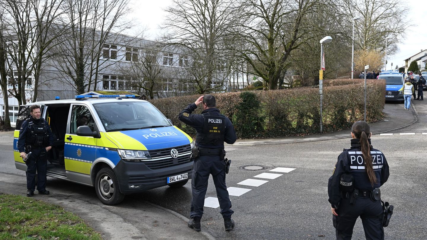 Die Polizei war mit einem Großaufgebot an der Schule in Bretten bei Karlsruhe im Einsatz. Foto: Bernd Weißbrod/dpa