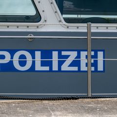 Das am Montag beschädigte Güterschiff ist zunächst repariert worden. (Archivbild) Foto: Stefan Sauer/dpa