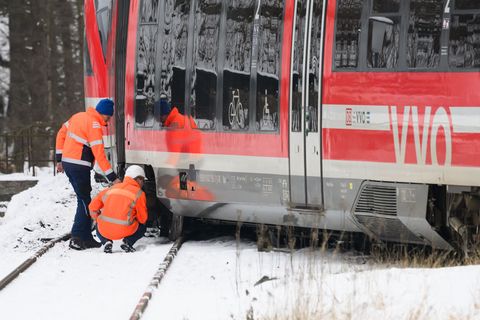 Am 12. Januar sprangen der Triebwagen und die erste Achse des zweiten Wagens eines Regionalzuges in Glashütte aus den Gleisen. (