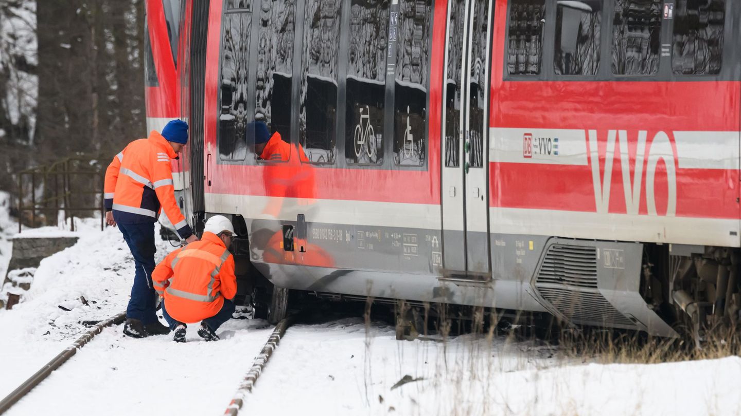 Am 12. Januar sprangen der Triebwagen und die erste Achse des zweiten Wagens eines Regionalzuges in Glashütte aus den Gleisen. (