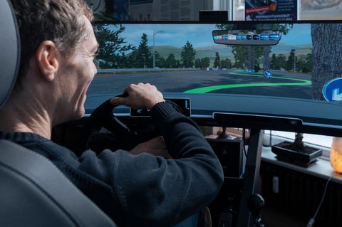 Ein Fahrschüler lenkt den Fahrsimulator