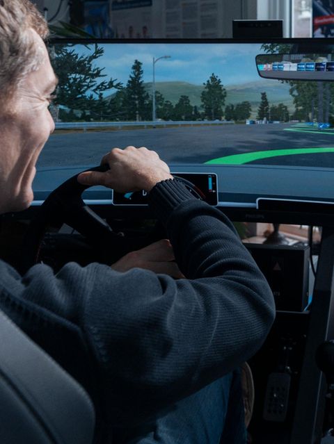 Ein Fahrschüler lenkt den Fahrsimulator