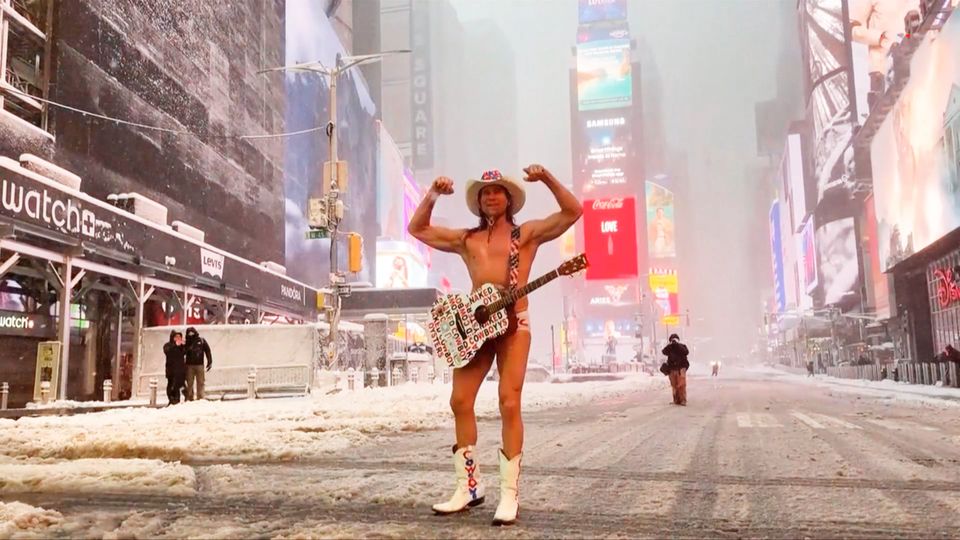 Halbnackter Mann auf Times Square