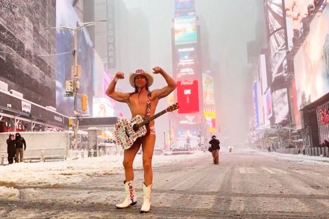 Halbnackter Mann auf Times Square