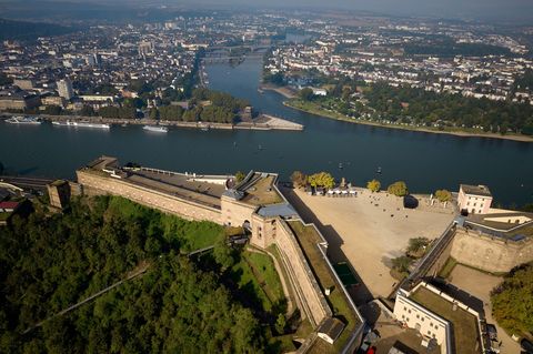 Die Leiche der Frau wurde unterhalb der Festung gefunden. (Symbolbild) Foto: Thomas Frey/dpa