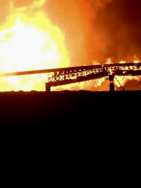 Großbrand legt Eisenbahnbrücke in Schutt und Asche