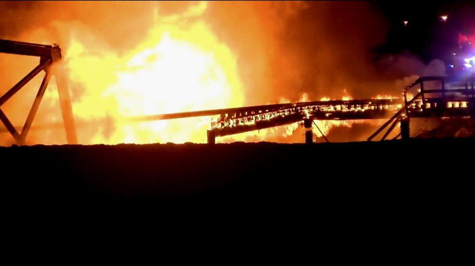 Großbrand legt Eisenbahnbrücke in Schutt und Asche