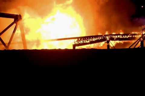 Großbrand legt Eisenbahnbrücke in Schutt und Asche