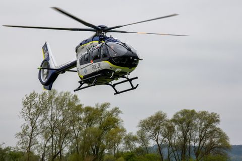 Bei der Fahndung der Polizei kam auch ein Hubschrauber zum Einsatz. (Symbolbild) Foto: Stefan Puchner/dpa