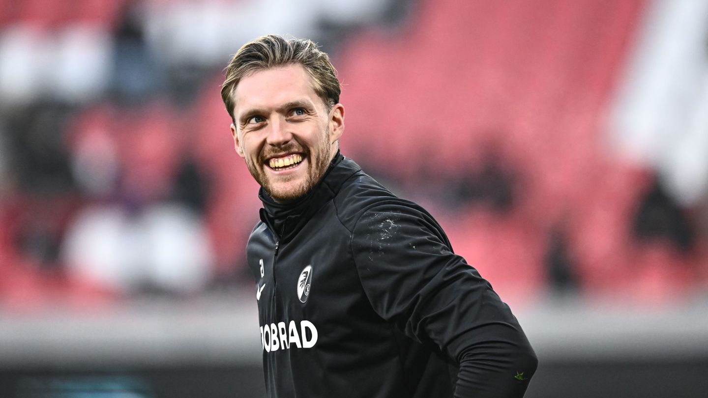 Hat beim SC Freiburg verlängert: Torhüter Florian Müller. (Archivbild) Foto: Silas Stein/dpa