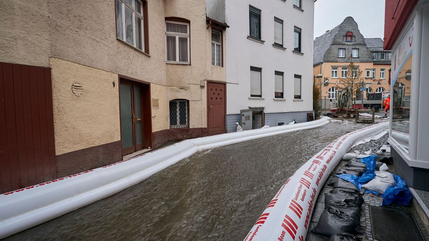 Aufgrund des Hochwassers liefen Keller in Nassau voll. Foto: Sascha Ditscher/dpa
