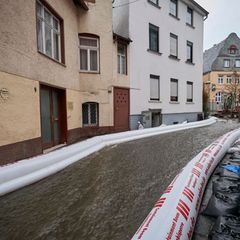 Aufgrund des Hochwassers liefen Keller in Nassau voll. Foto: Sascha Ditscher/dpa