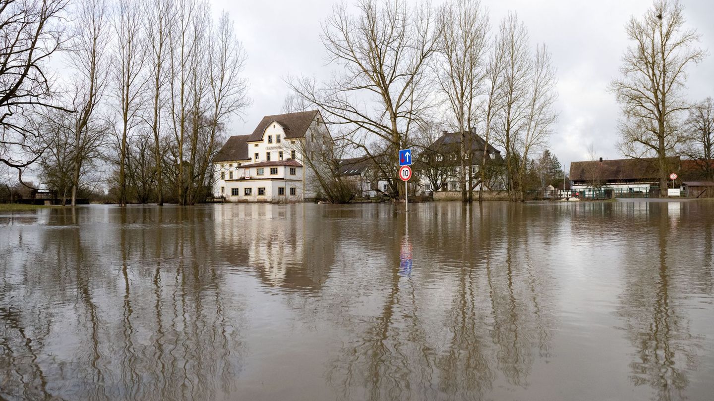 Dauerregen und Schneeschmelze sorgen vielerorts für Überflutungen, wie etwa hier an der Aisch. Foto: Pia Bayer/dpa