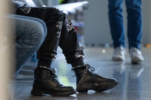 Ein Flüchtling trägt Fußfesseln, bevor sein Abschiebeflug in Frankfurt startet. (Symbolbild) Foto: Boris Roessler/dpa