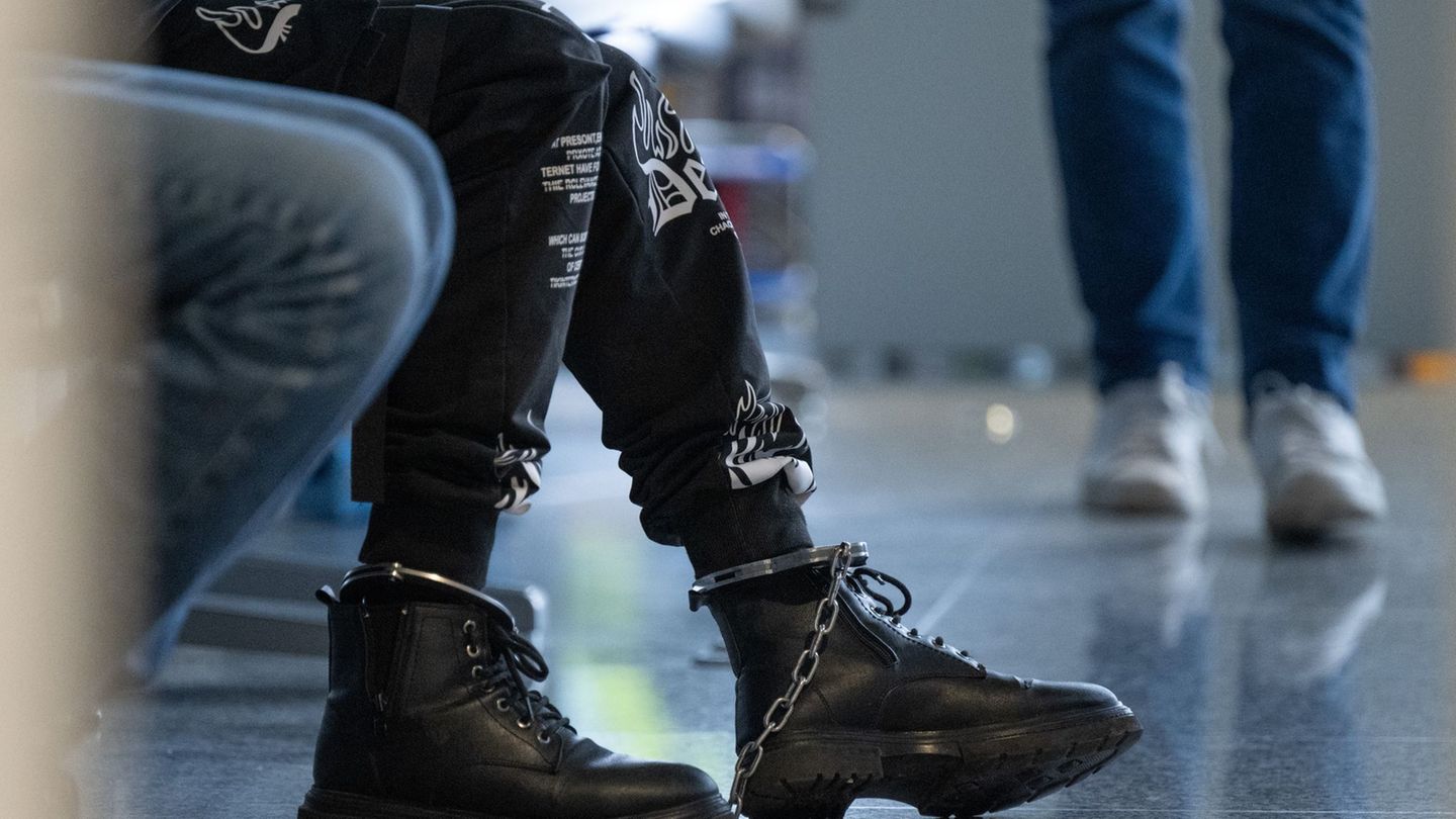 Ein Flüchtling trägt Fußfesseln, bevor sein Abschiebeflug in Frankfurt startet. (Symbolbild) Foto: Boris Roessler/dpa