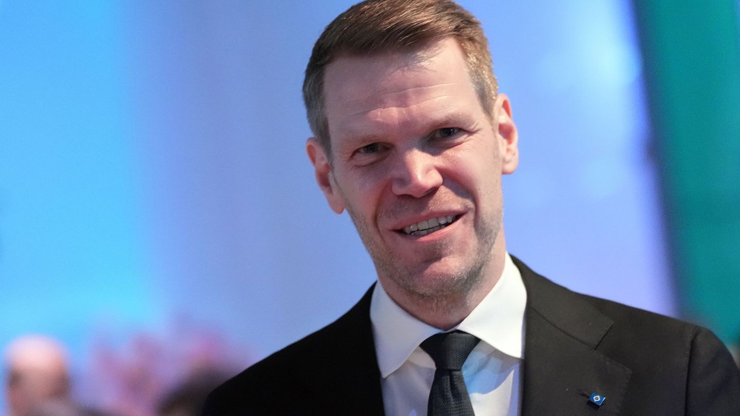 Freut sich über die Vertragsverlängerung seines Chefscouts: Eric Huwer. (Archivbild) Foto: Marcus Brandt/dpa