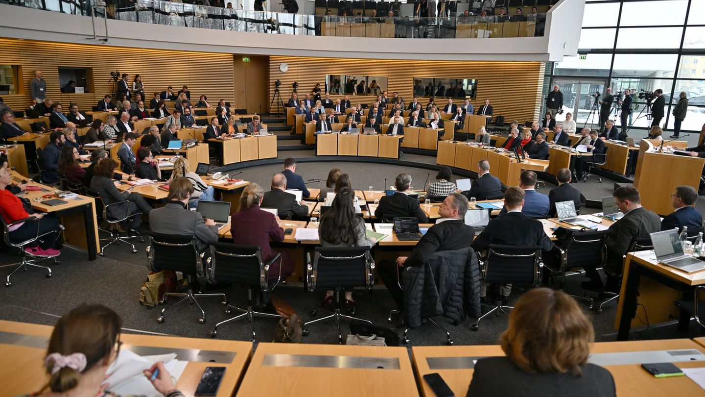 Es gibt Landtagsabgeordnete in Thüringen, von denen Familienmitglieder bei anderen Abgeordneten ihrer Partei arbeiten. (Symbolbi