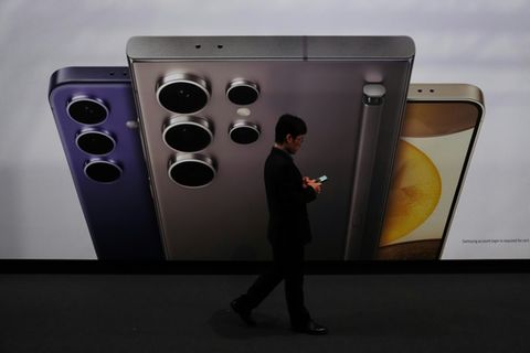 Smartphonenutzer auf Handymesse