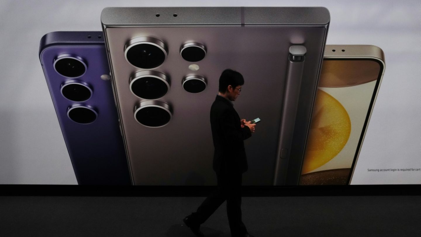 Smartphonenutzer auf Handymesse